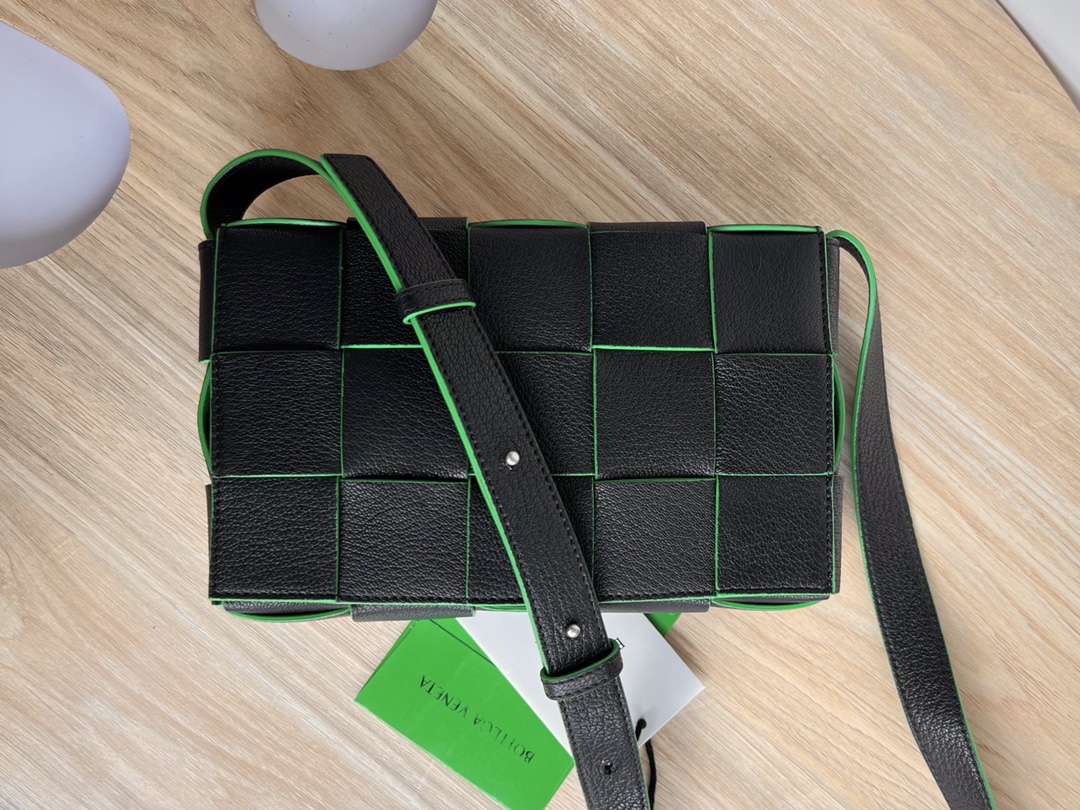 Cassette Intreccio Leather Cross-body Bag Black/Green